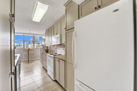 Condominio en venta en Hallandale Beach, Florida, 2 dormitorios, 131.92 m2 № 1006884 - foto 28