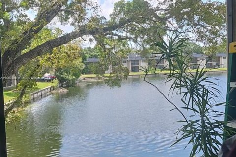 Condo in Tamarac, Florida, 1 bedroom  № 1310625 - photo 1