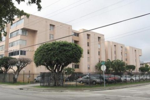 Copropriété à vendre à Miami, Floride: 2 chambres, 63.64 m2 № 1116201 - photo 1