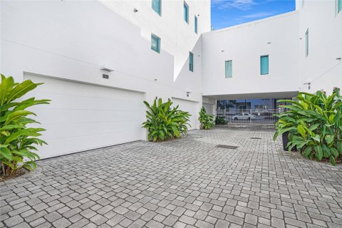 Снять в аренду таунхаус в Форт-Лодердейл, Флорида 3 спальни, 168.99м2, № 1100297 - фото 28