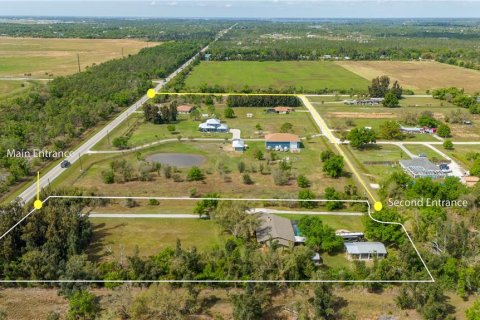 House in Punta Gorda, Florida 5 bedrooms, 253.53 sq.m. № 1082065 - photo 2