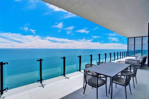 Condominio en venta en Sunny Isles Beach, Florida, 3 dormitorios, 296.82 m2 № 1233780 - foto 2
