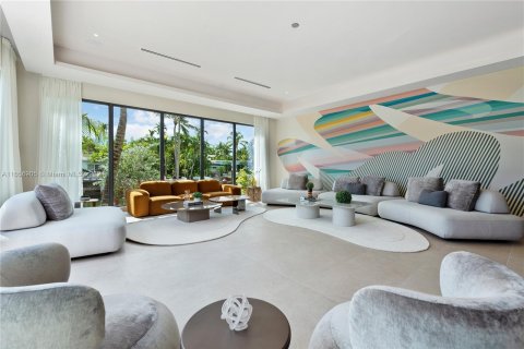 Casa en alquiler en Miami, Florida, 7 dormitorios, 458.1 m2 № 1357112 - foto 22