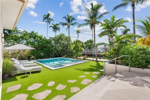 Casa en alquiler en Miami, Florida, 7 dormitorios, 458.1 m2 № 1357112 - foto 18