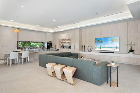 House in Miami, Florida 7 bedrooms, 458.1 sq.m. № 1357112 - photo 26