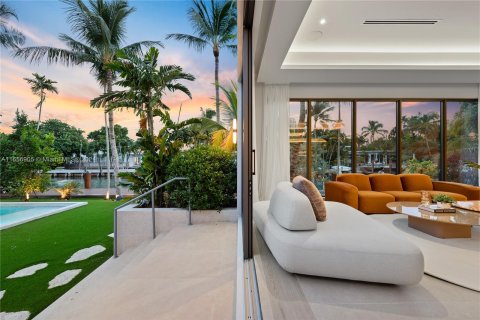 Casa en alquiler en Miami, Florida, 7 dormitorios, 458.1 m2 № 1357112 - foto 13