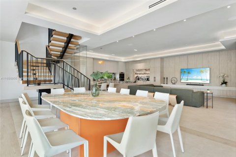 Casa en alquiler en Miami, Florida, 7 dormitorios, 458.1 m2 № 1357112 - foto 24