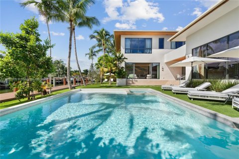 Casa en alquiler en Miami, Florida, 7 dormitorios, 458.1 m2 № 1357112 - foto 8