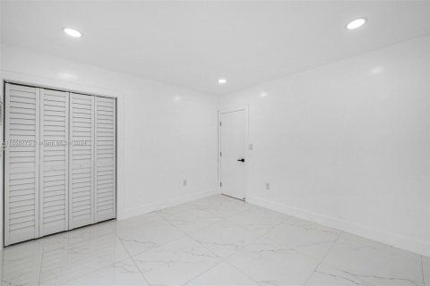 House in Miami, Florida 2 bedrooms, 565.77 sq.m. № 1357058 - photo 26