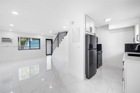 House in Miami, Florida 2 bedrooms, 565.77 sq.m. № 1357058 - photo 1