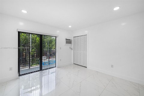 House in Miami, Florida 2 bedrooms, 565.77 sq.m. № 1357058 - photo 7