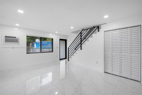 House in Miami, Florida 2 bedrooms, 565.77 sq.m. № 1357058 - photo 2