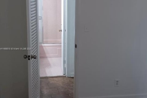 Condominio en alquiler en North Miami Beach, Florida, 1 dormitorio, 62.8 m2 № 1385844 - foto 11