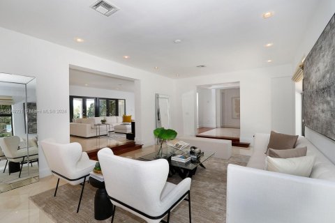 House in Coral Gables, Florida 4 bedrooms, 325.25 sq.m. № 1385878 - photo 18