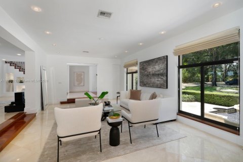 House in Coral Gables, Florida 4 bedrooms, 325.25 sq.m. № 1385878 - photo 17