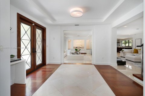 House in Coral Gables, Florida 4 bedrooms, 325.25 sq.m. № 1385878 - photo 14