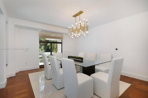 House in Coral Gables, Florida 4 bedrooms, 325.25 sq.m. № 1385878 - photo 20