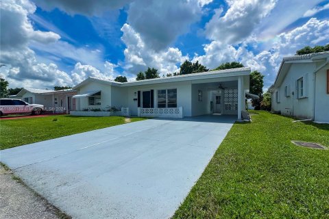 Villa ou maison à vendre à Tamarac, Floride: 2 chambres, 115.01 m2 № 1365806 - photo 1