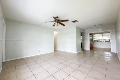 Villa ou maison à vendre à Tamarac, Floride: 2 chambres, 115.01 m2 № 1365806 - photo 5