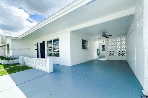 Villa ou maison à vendre à Tamarac, Floride: 2 chambres, 115.01 m2 № 1365806 - photo 2