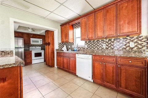 Villa ou maison à vendre à Tamarac, Floride: 2 chambres, 115.01 m2 № 1365806 - photo 8