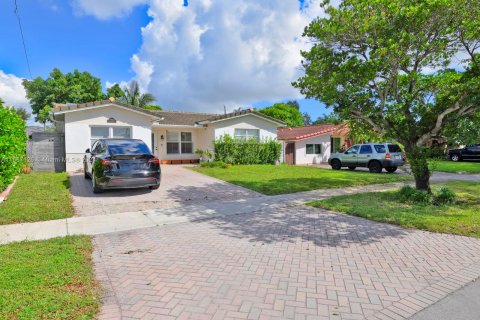 Casa en venta en Hollywood, Florida, 3 dormitorios, 151.99 m2 № 1385846 - foto 1