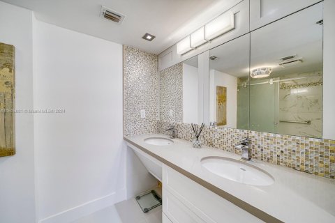 Condo in Miami Beach, Florida, 2 bedrooms  № 1281822 - photo 20