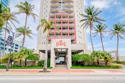 Condo in Miami Beach, Florida, 2 bedrooms  № 1281822 - photo 1