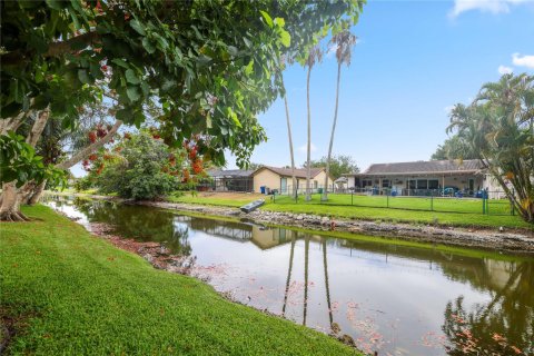 Villa ou maison à vendre à Coral Springs, Floride: 4 chambres, 255.85 m2 № 1227884 - photo 11