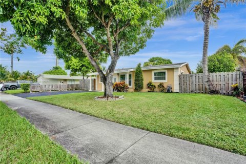 House in Oakland Park, Florida 4 bedrooms, 147.81 sq.m. № 1333303 - photo 2