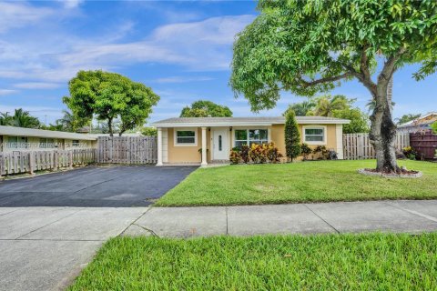 House in Oakland Park, Florida 4 bedrooms, 147.81 sq.m. № 1333303 - photo 1