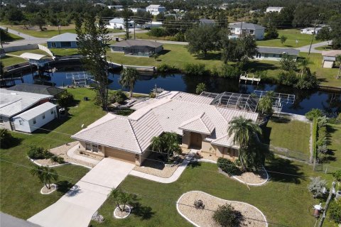 House in Punta Gorda, Florida 4 bedrooms, 190.82 sq.m. № 1424136 - photo 1