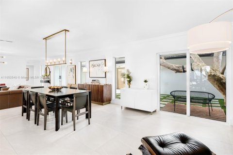 Casa en venta en Miami, Florida, 4 dormitorios, 219.62 m2 № 1355096 - foto 11