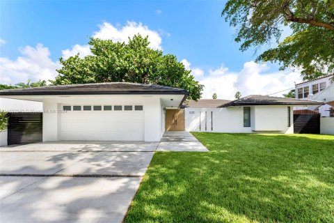 Villa ou maison à vendre à Miami, Floride: 4 chambres, 219.62 m2 № 1355096 - photo 1