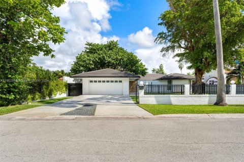 Villa ou maison à vendre à Miami, Floride: 4 chambres, 219.62 m2 № 1355096 - photo 2