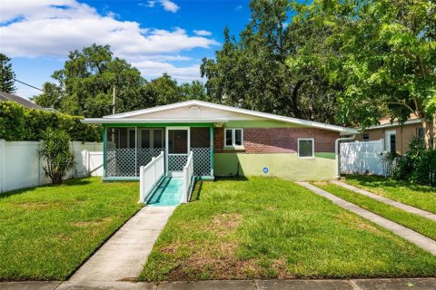 House in Tampa, Florida 2 bedrooms, 107.3 sq.m. № 1313022 - photo 1