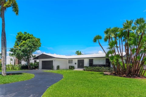 Villa ou maison à vendre à Hallandale Beach, Floride: 2 chambres, 159.33 m2 № 1347921 - photo 1