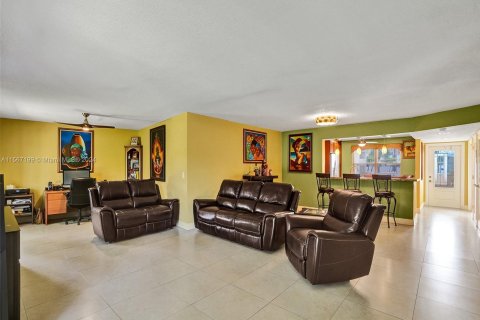 Copropriété à vendre à Pembroke Pines, Floride: 2 chambres, 145.86 m2 № 1104154 - photo 15