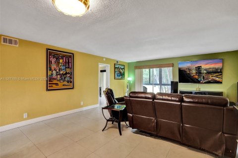 Copropriété à vendre à Pembroke Pines, Floride: 2 chambres, 145.86 m2 № 1104154 - photo 17