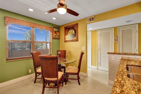 Condo in Pembroke Pines, Florida, 2 bedrooms  № 1104154 - photo 9