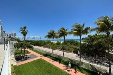 Condo in Miami Beach, Florida, 2 bedrooms  № 1104106 - photo 16