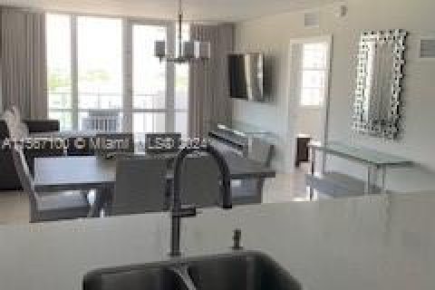 Condo in Miami Beach, Florida, 2 bedrooms  № 1104106 - photo 24