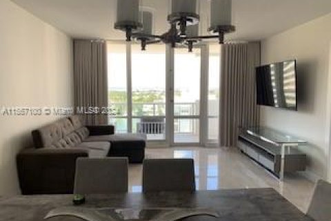 Condo in Miami Beach, Florida, 2 bedrooms  № 1104106 - photo 25