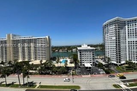 Condo in Miami Beach, Florida, 2 bedrooms  № 1104106 - photo 13