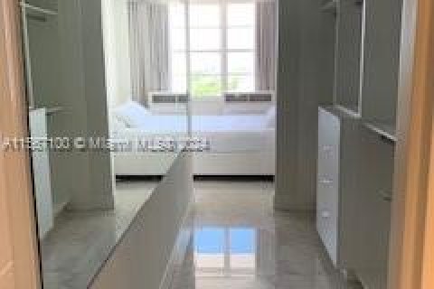 Condo in Miami Beach, Florida, 2 bedrooms  № 1104106 - photo 29