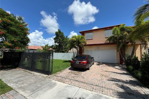 House in Homestead, Florida 5 bedrooms, 265.89 sq.m. № 1316406 - photo 1