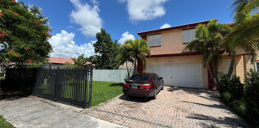 House in Homestead, Florida 5 bedrooms, 265.89 sq.m. № 1316406