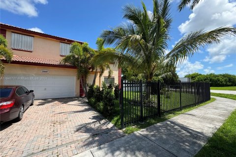 House in Homestead, Florida 5 bedrooms, 265.89 sq.m. № 1316406 - photo 2