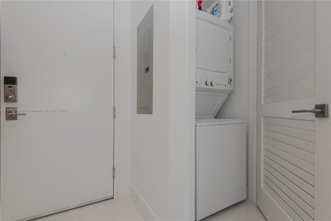 Condo in Coral Gables, Florida, 1 bedroom  № 1380381 - photo 11