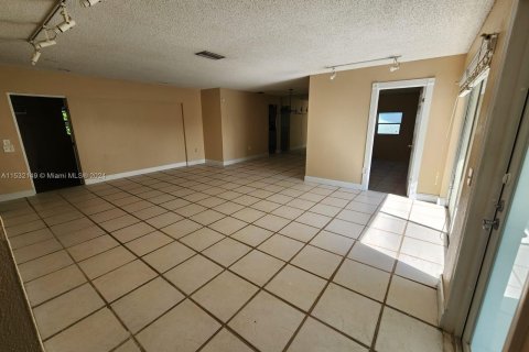 House in Sunrise, Florida 5 bedrooms, 133.22 sq.m. № 1013427 - photo 12